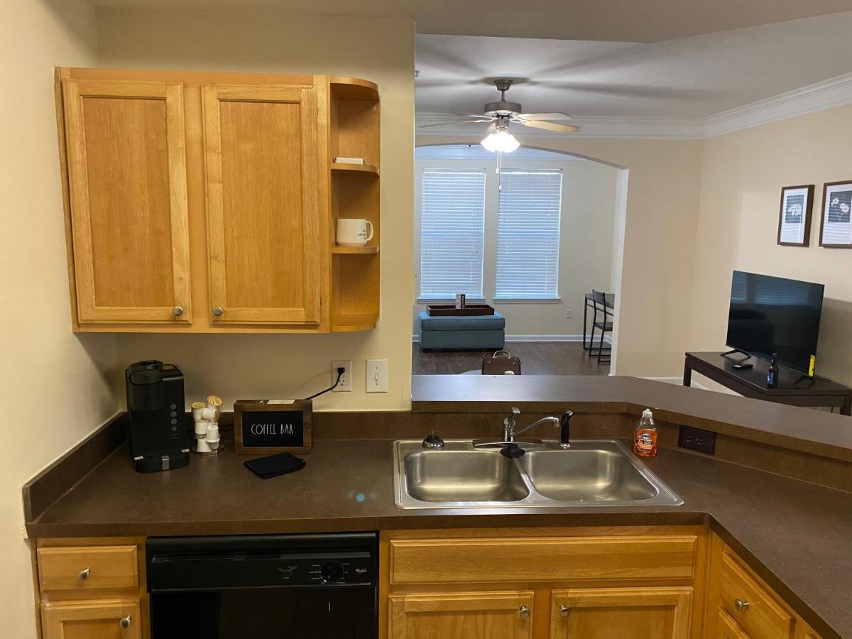A Lovely 2 Bedroom 2 Full Bath Unit With Desk And Den, Car Available Apartment