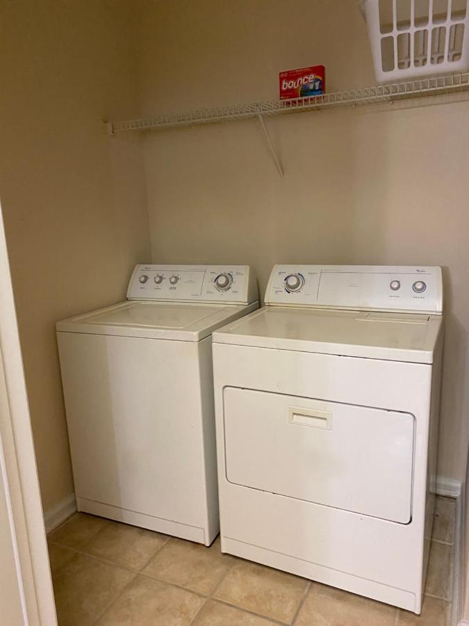 A Lovely 2 Bedroom 2 Full Bath Unit With Desk And Den, Car Available Apartment Houston