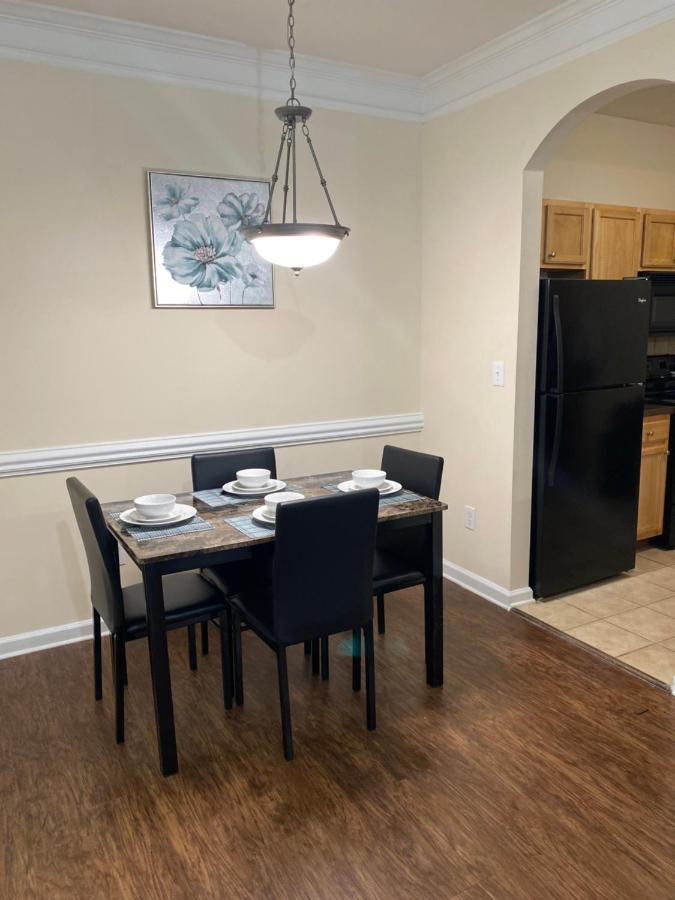 A Lovely 2 Bedroom 2 Full Bath Unit With Desk And Den, Car Available Apartment Houston