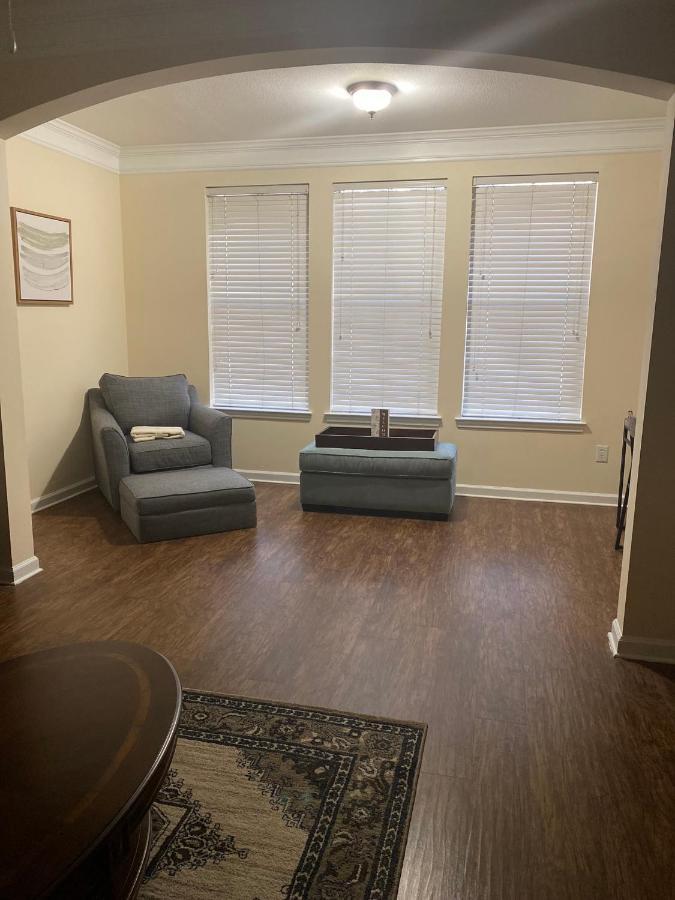 A Lovely 2 Bedroom 2 Full Bath Unit With Desk And Den, Car Available Apartment