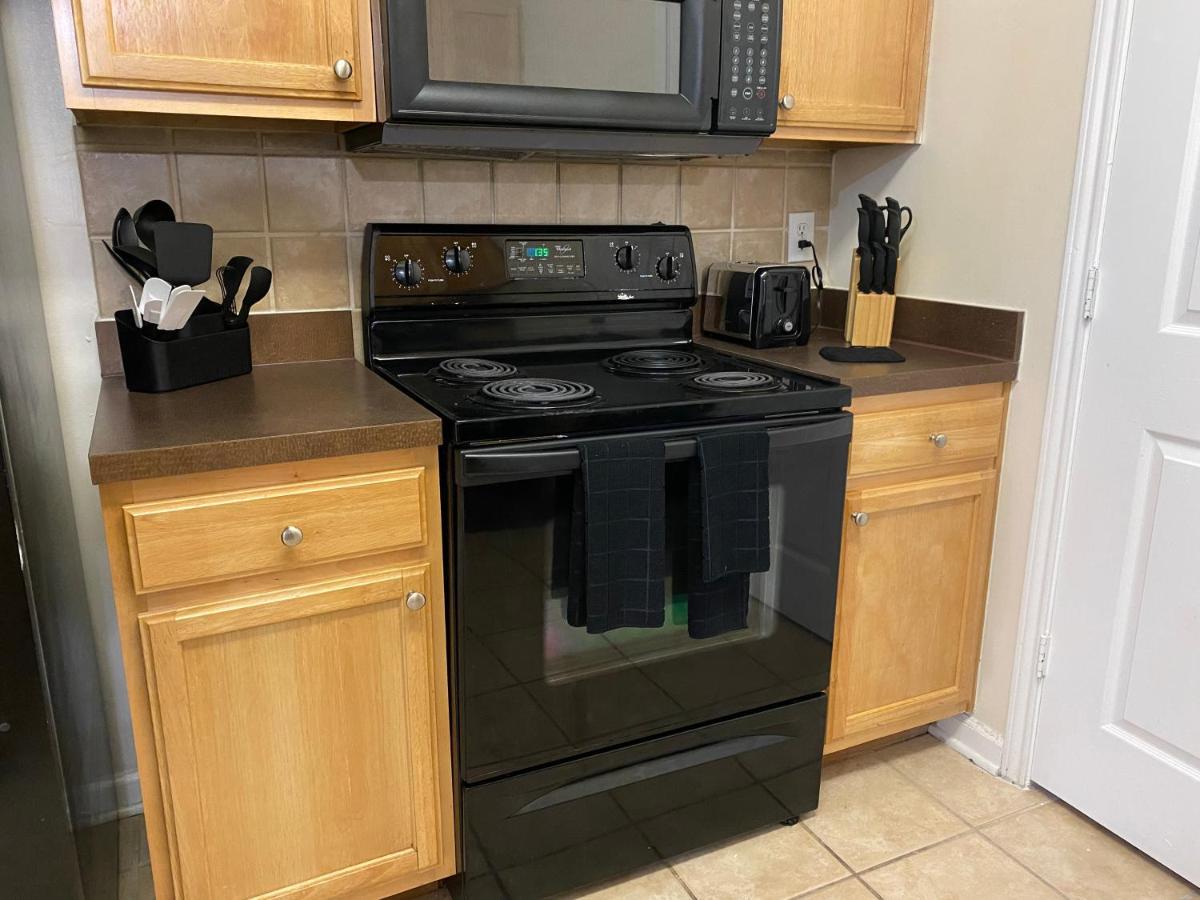 Apartment A Lovely 2 Bedroom 2 Full Bath Unit With Desk And Den, Car Available