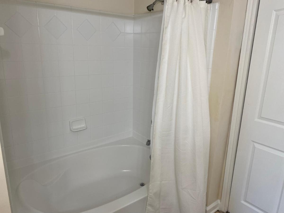 A Lovely 2 Bedroom 2 Full Bath Unit With Desk And Den, Car Available Apartment Houston