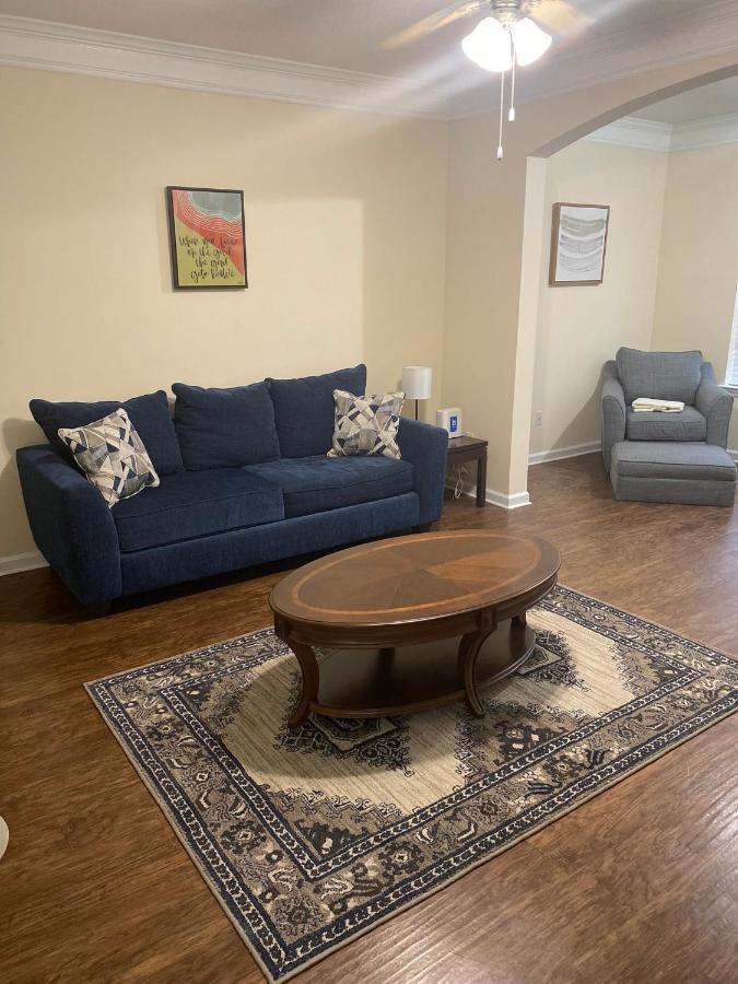 A Lovely 2 Bedroom 2 Full Bath Unit With Desk And Den, Car Available *