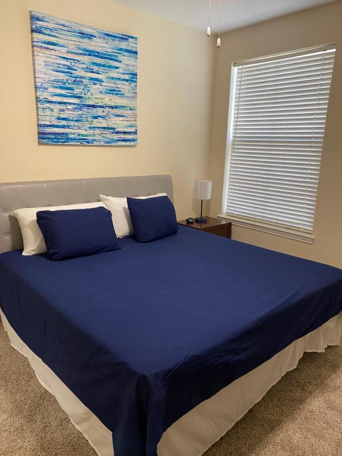 A Lovely 2 Bedroom 2 Full Bath Unit With Desk And Den, Car Available Apartment *