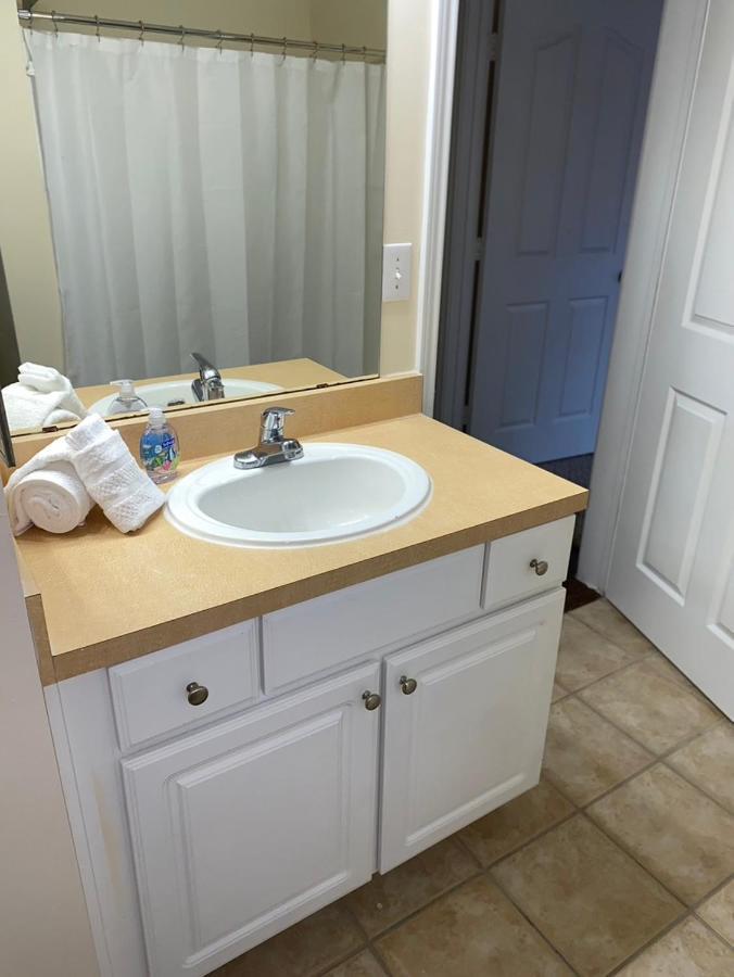 A Lovely 2 Bedroom 2 Full Bath Unit With Desk And Den, Car Available Apartment *