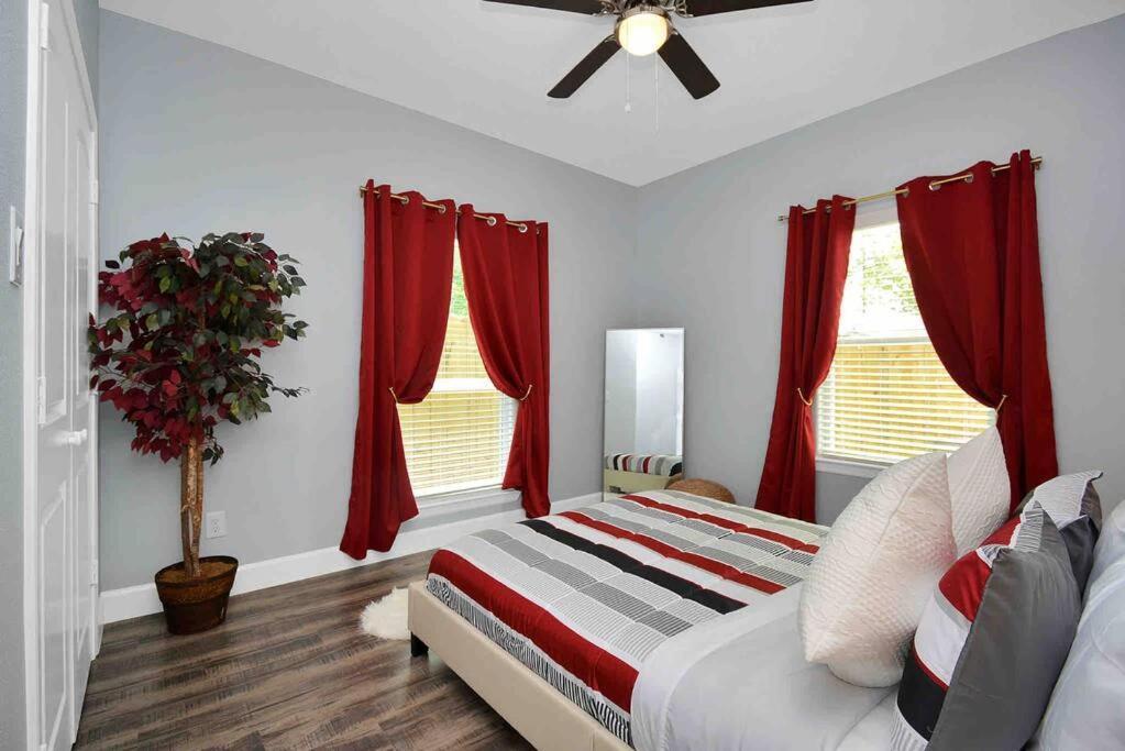Cheerful House Lking Bedl Med Center, Tsu, Uh, Zoo Holiday home *