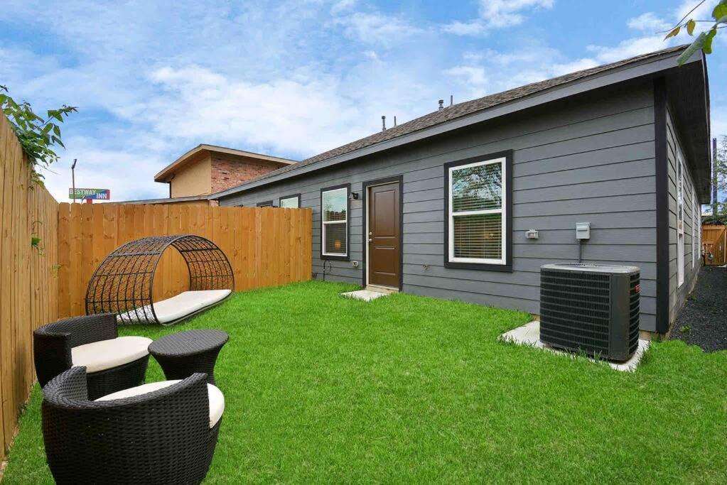 Cheerful House Lking Bedl Med Center, Tsu, Uh, Zoo Holiday home *