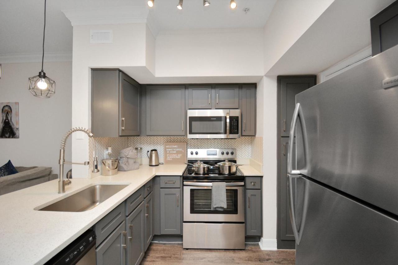 Grey Essence Smart Hub Pool, Gym &free Parking Apartment