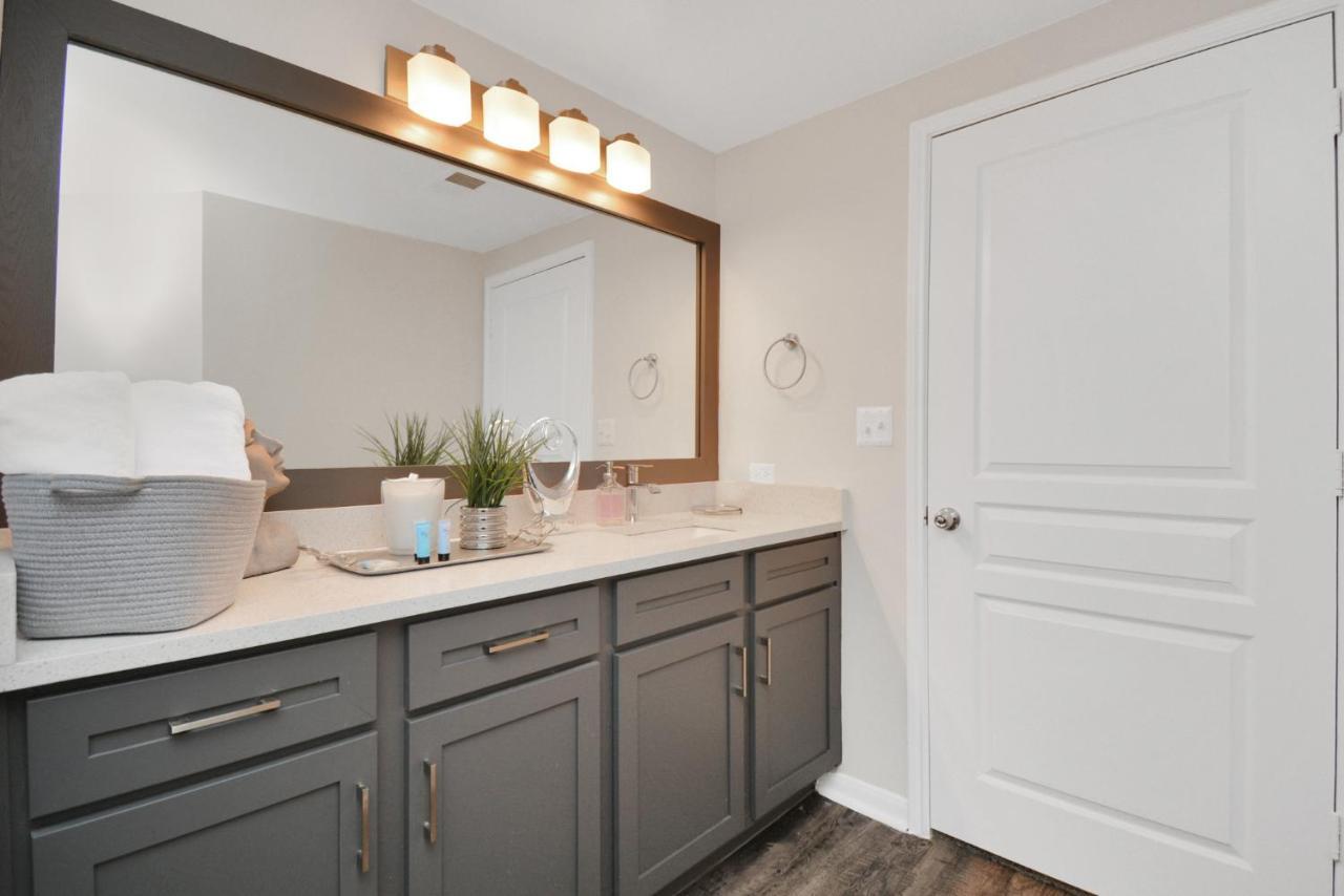 Grey Essence Smart Hub Pool, Gym &free Parking Apartment Houston