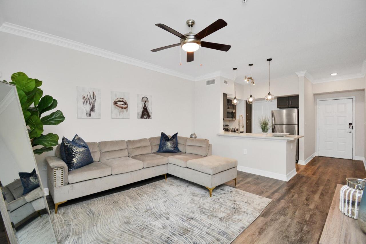 Grey Essence Smart Hub Pool, Gym &free Parking Apartment