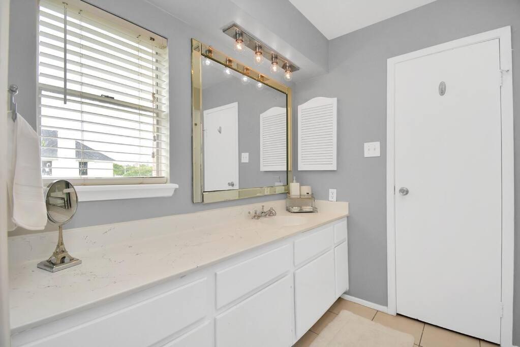 Double Master Near Med Ctr, Nrg Arena 2 Apartment *