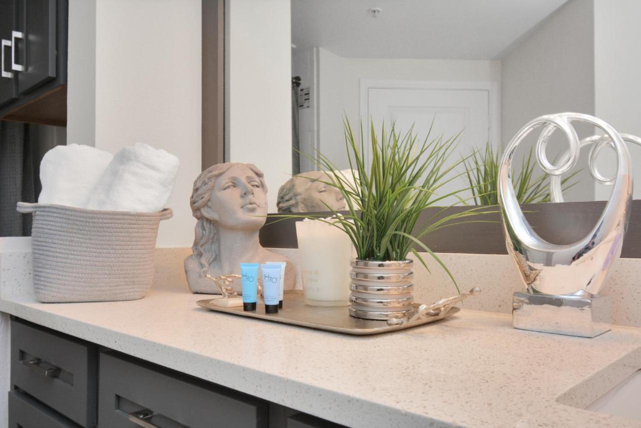 Grey Essence Smart Hub Pool, Gym &free Parking Apartment