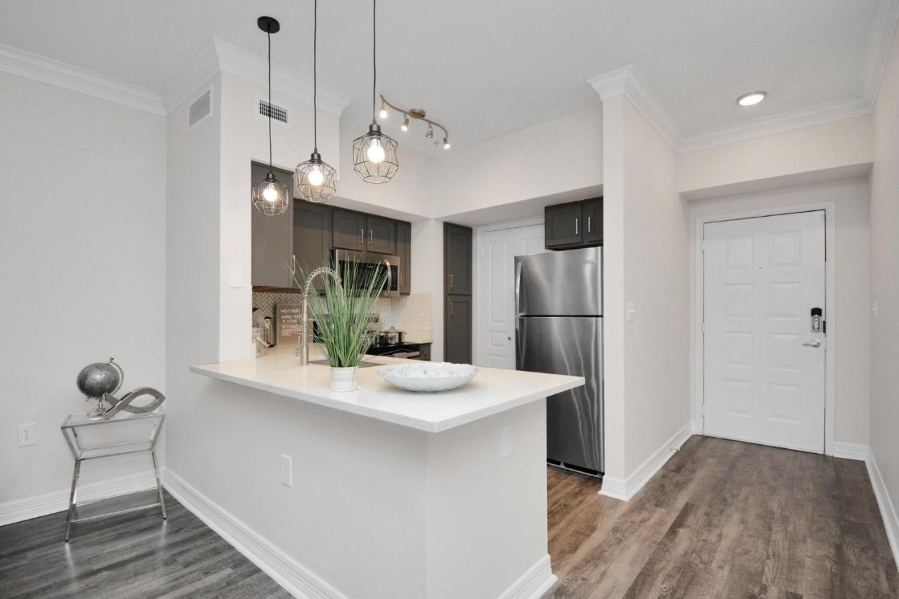 Grey Essence Smart Hub Pool, Gym &free Parking Apartment Houston