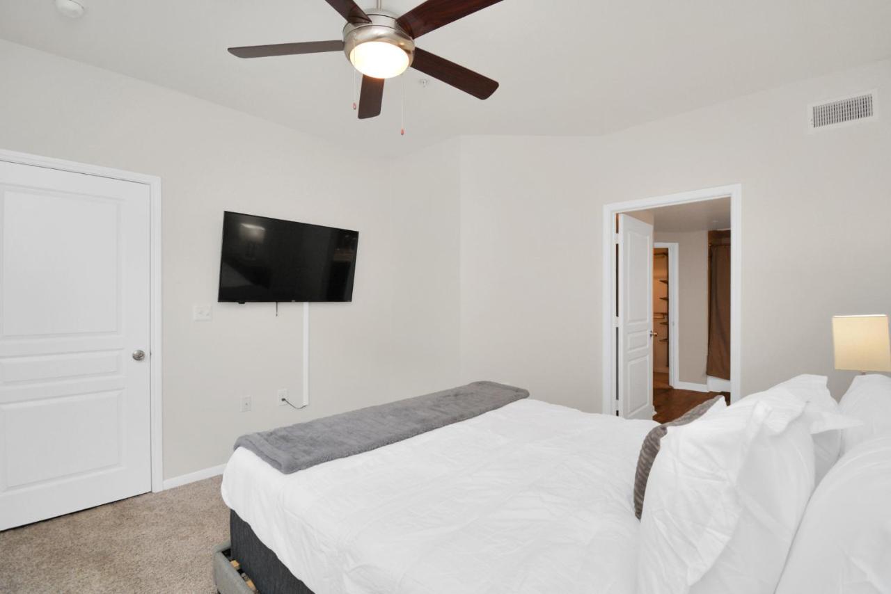 Apartment Grey Essence Smart Hub Pool, Gym &free Parking