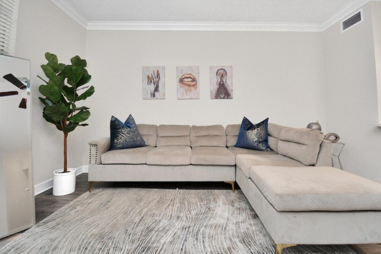 Grey Essence Smart Hub Pool, Gym &free Parking Houston