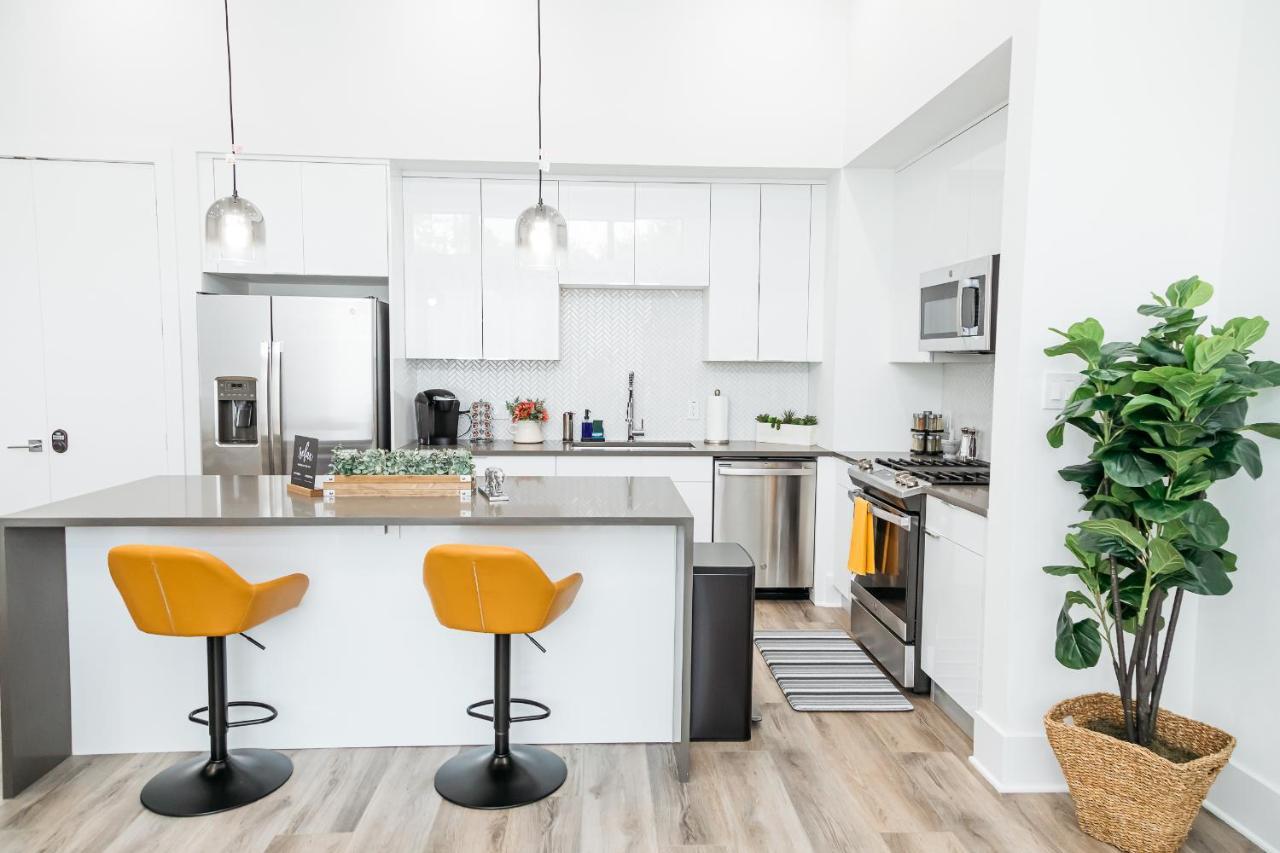 Beautifully Decorated, Modern Downtown