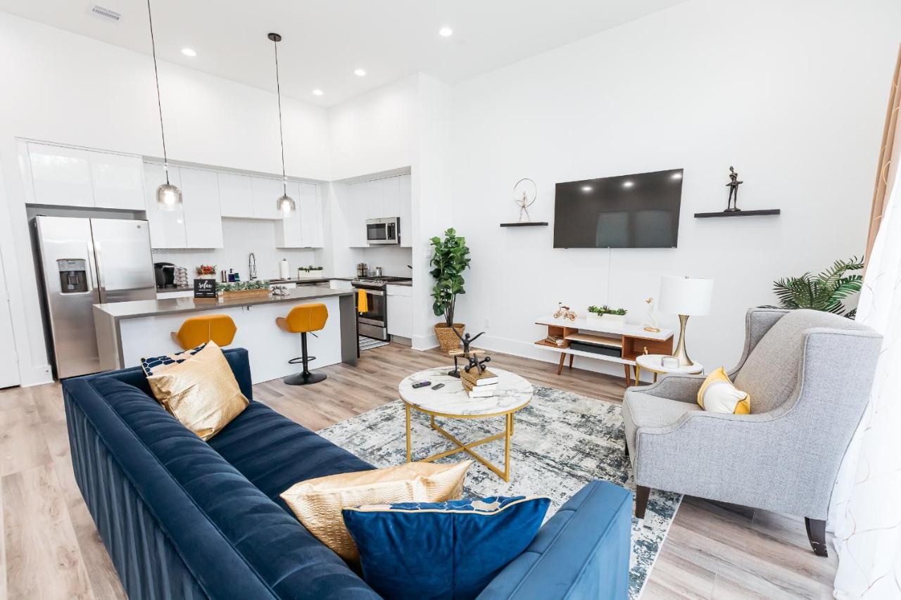 Beautifully Decorated, Modern Downtown *
