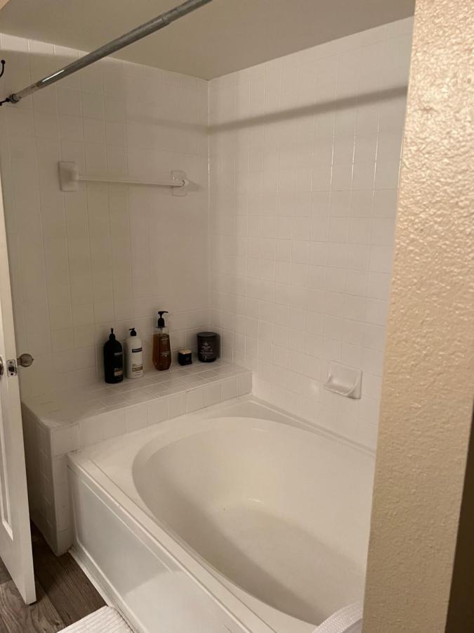 Smoke Free Amazing Spacious 2 Beds 2 Baths Modern Living Apartment *