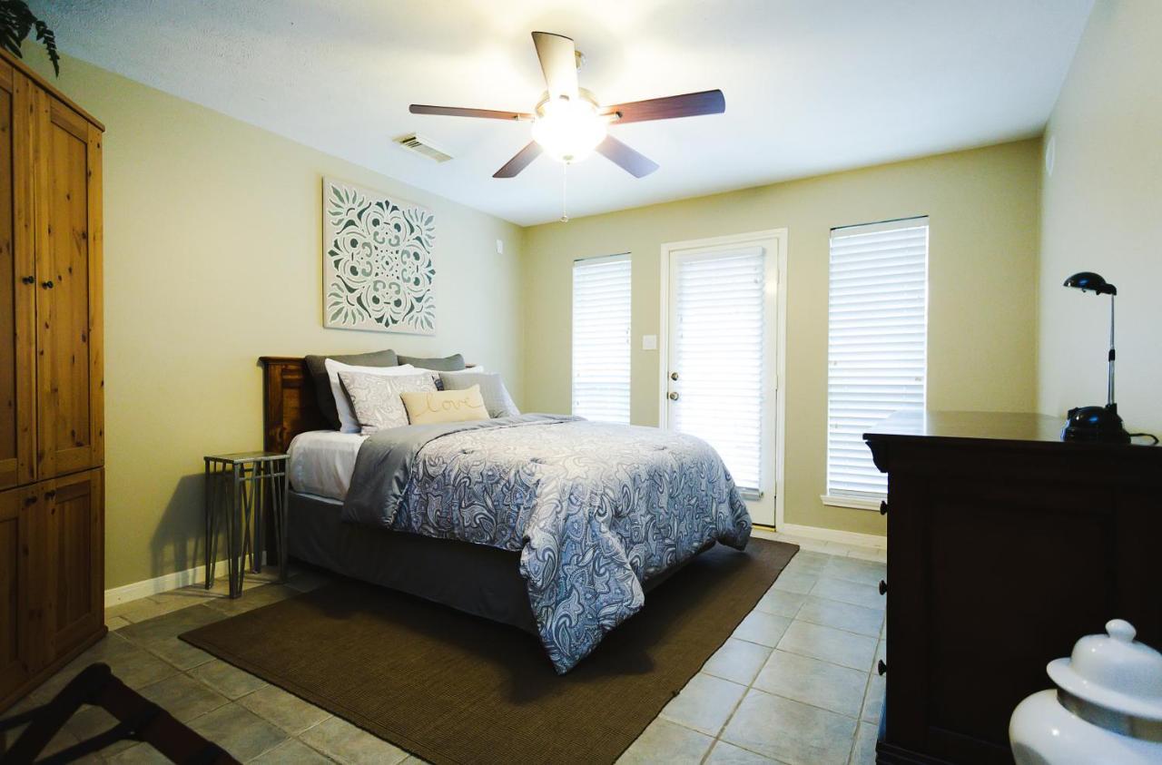 Walk To Bars And Restaurants, 2 Mi From Stadiums And Theaters, Great For Groups Houston