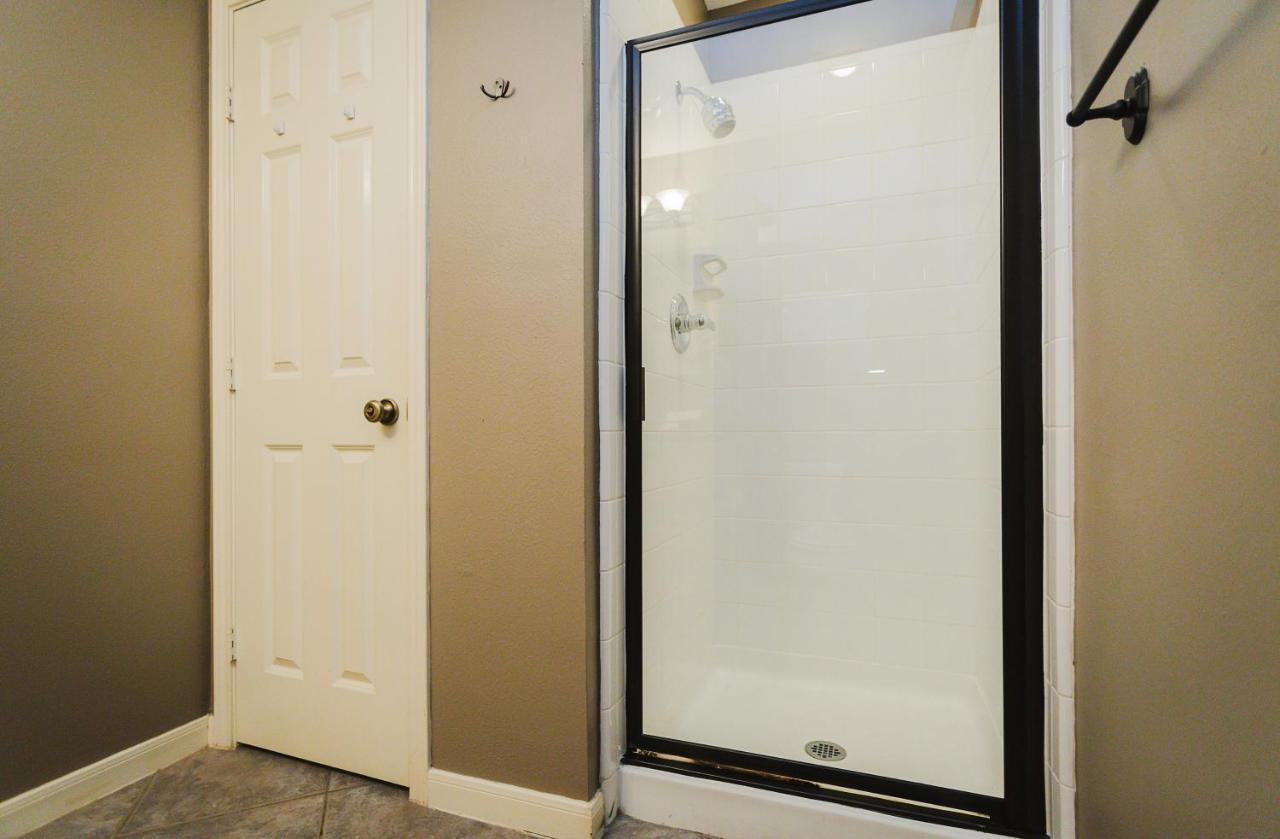 Walk To Bars And Restaurants, 2 Mi From Stadiums And Theaters, Great For Groups Holiday home Houston