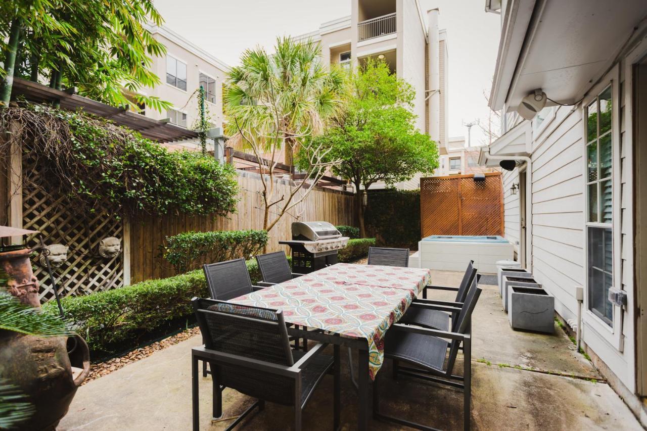 Walk To Bars And Restaurants, 2 Mi From Stadiums And Theaters, Great For Groups Holiday home