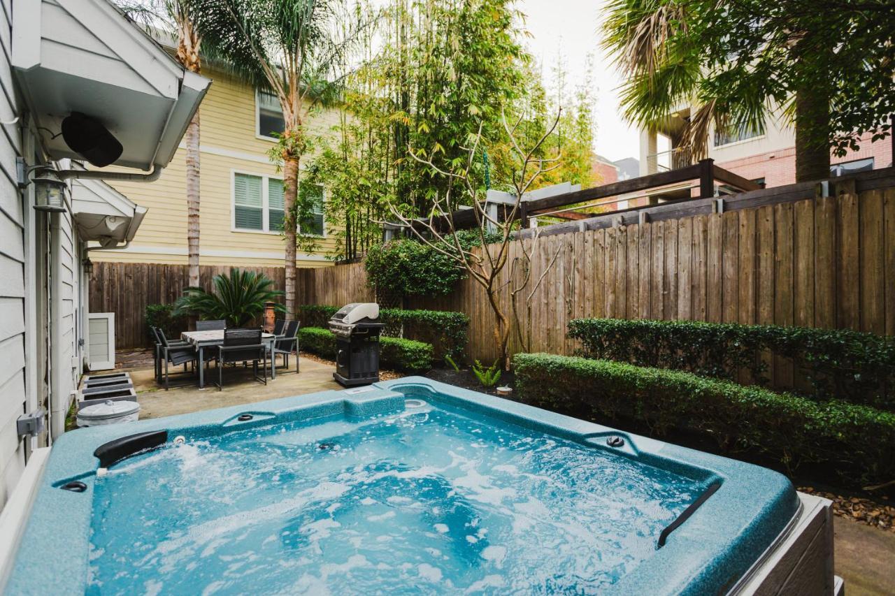 Holiday home Walk To Bars And Restaurants, 2 Mi From Stadiums And Theaters, Great For Groups Houston