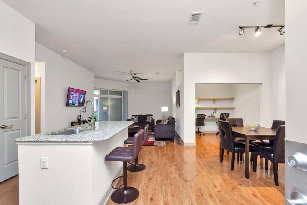 Apartment Stylish Nrg Stadium Apartment: King Bed, Free Parking & Med Center Proximity *