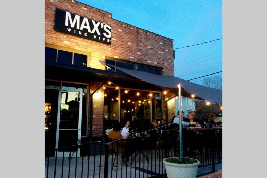 Walk To Bars And Restaurants, 2 Mi From Stadiums And Theaters, Great For Groups