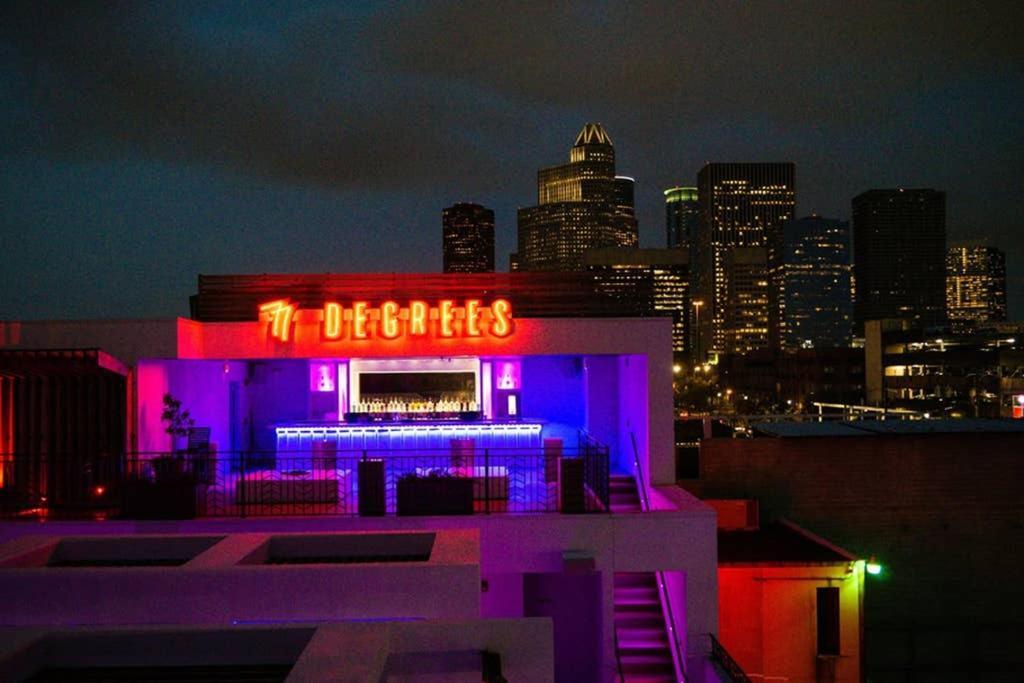 Walk To Bars And Restaurants, 2 Mi From Stadiums And Theaters, Great For Groups Houston