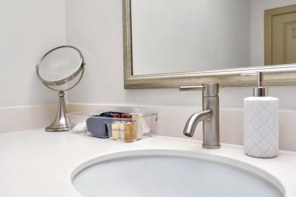 Stylish Nrg Stadium Apartment: King Bed, Free Parking & Med Center Proximity Apartment Houston