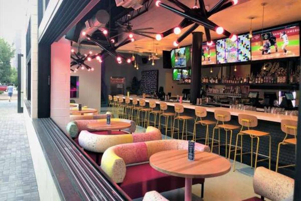 Walk To Bars And Restaurants, 2 Mi From Stadiums And Theaters, Great For Groups Holiday home Houston
