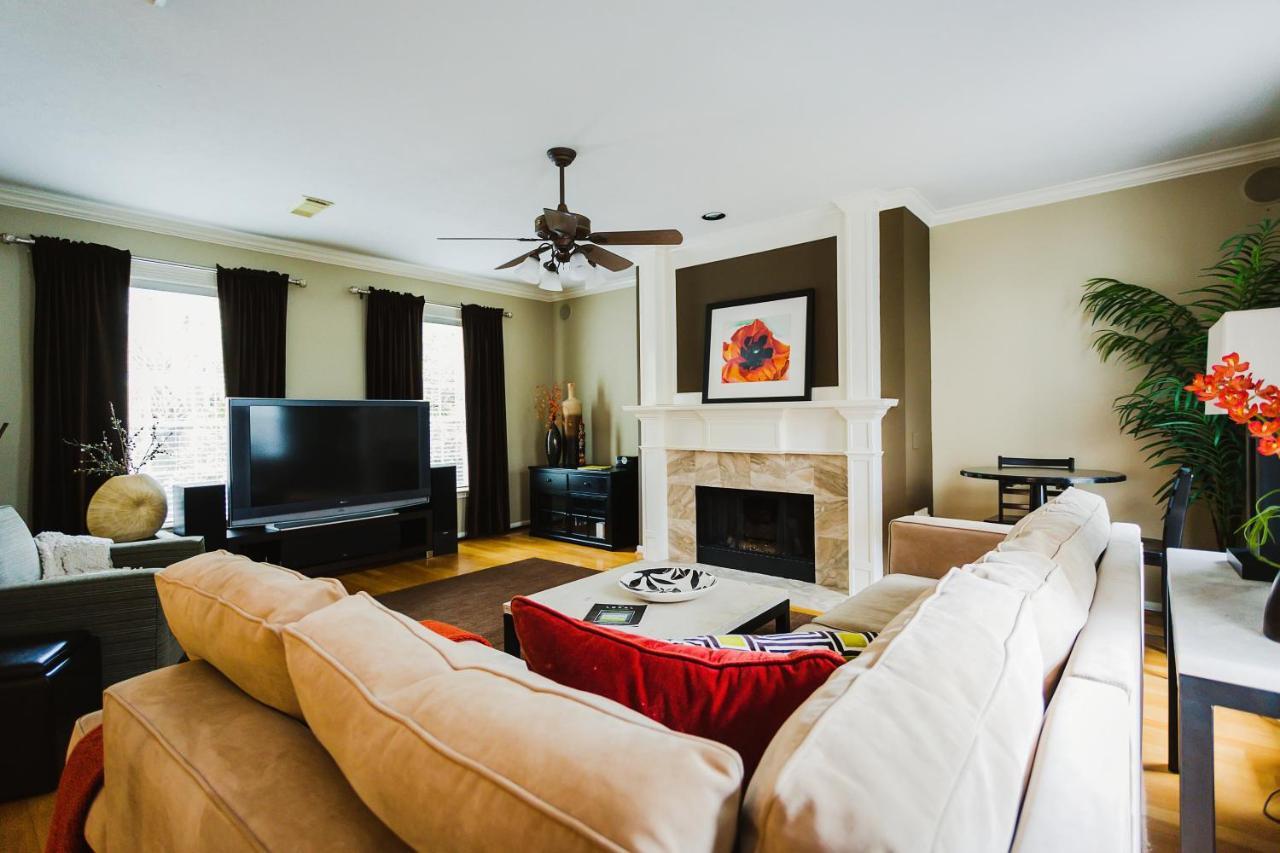 Walk To Bars And Restaurants, 2 Mi From Stadiums And Theaters, Great For Groups Holiday home *
