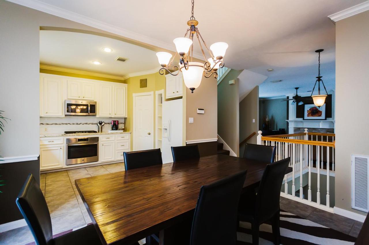 Walk To Bars And Restaurants, 2 Mi From Stadiums And Theaters, Great For Groups Holiday home Houston