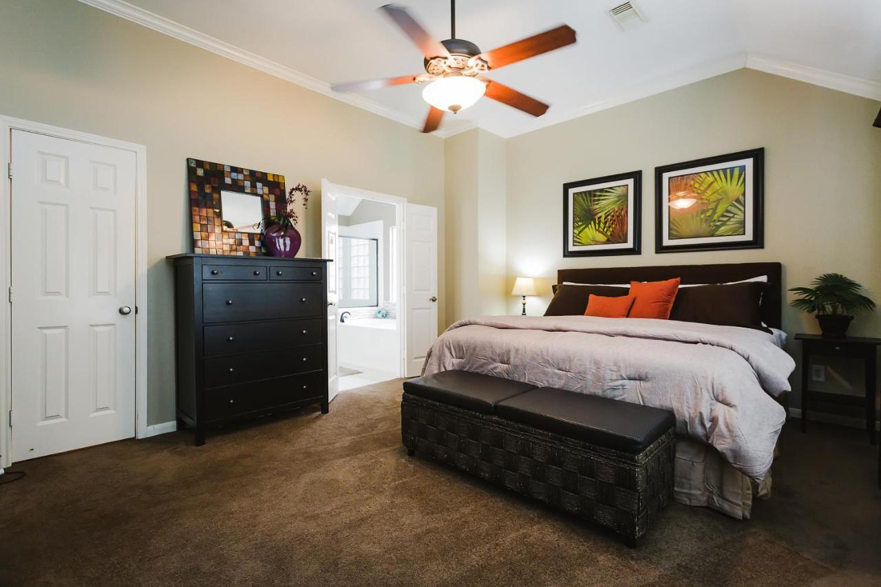 Walk To Bars And Restaurants, 2 Mi From Stadiums And Theaters, Great For Groups Holiday home *