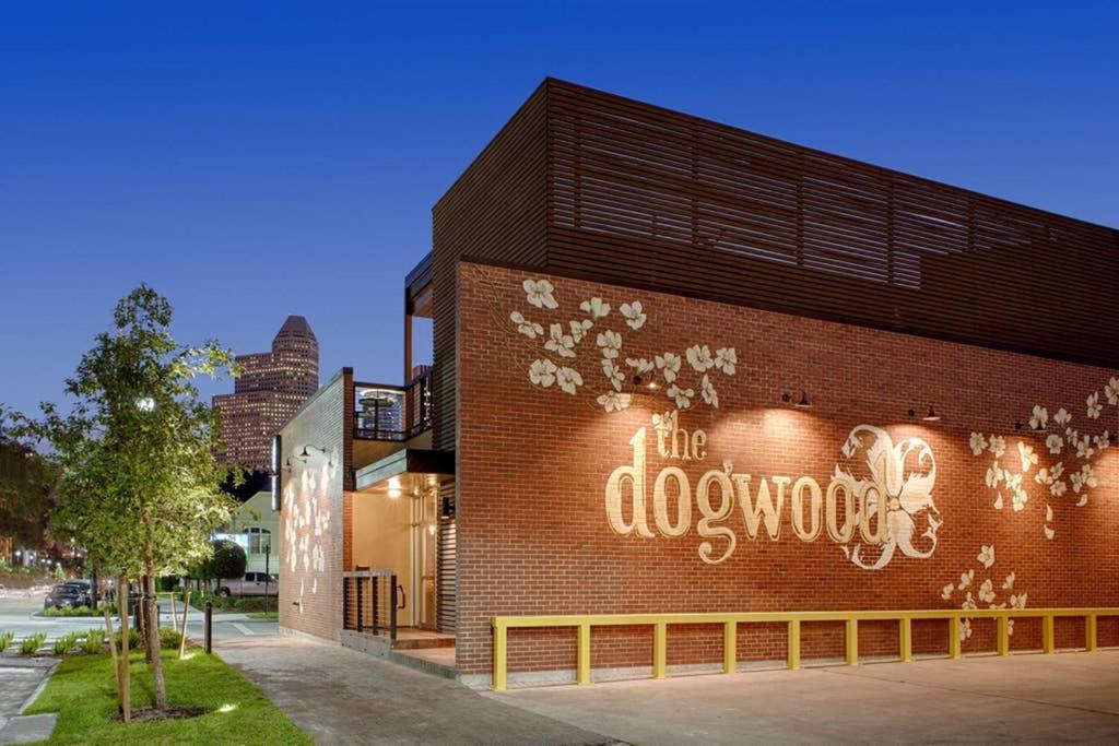 Walk To Bars And Restaurants, 2 Mi From Stadiums And Theaters, Great For Groups Houston