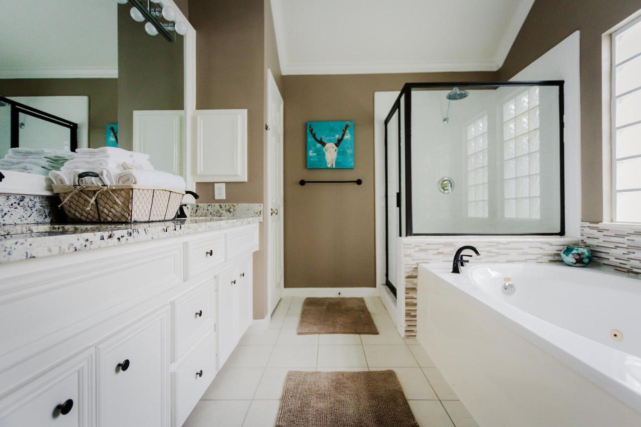 Walk To Bars And Restaurants, 2 Mi From Stadiums And Theaters, Great For Groups Holiday home *