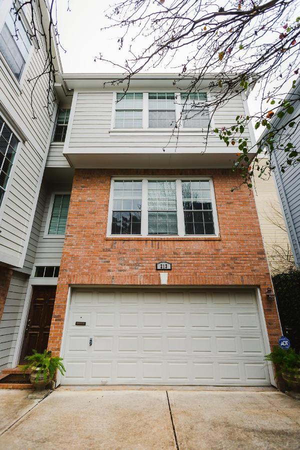 Walk To Bars And Restaurants, 2 Mi From Stadiums And Theaters, Great For Groups Holiday home *