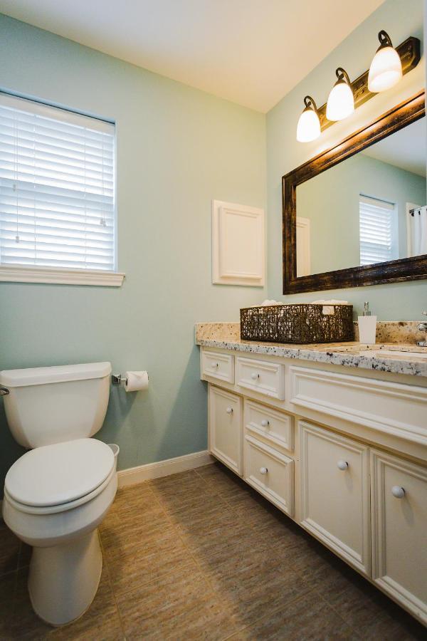 Walk To Bars And Restaurants, 2 Mi From Stadiums And Theaters, Great For Groups Houston