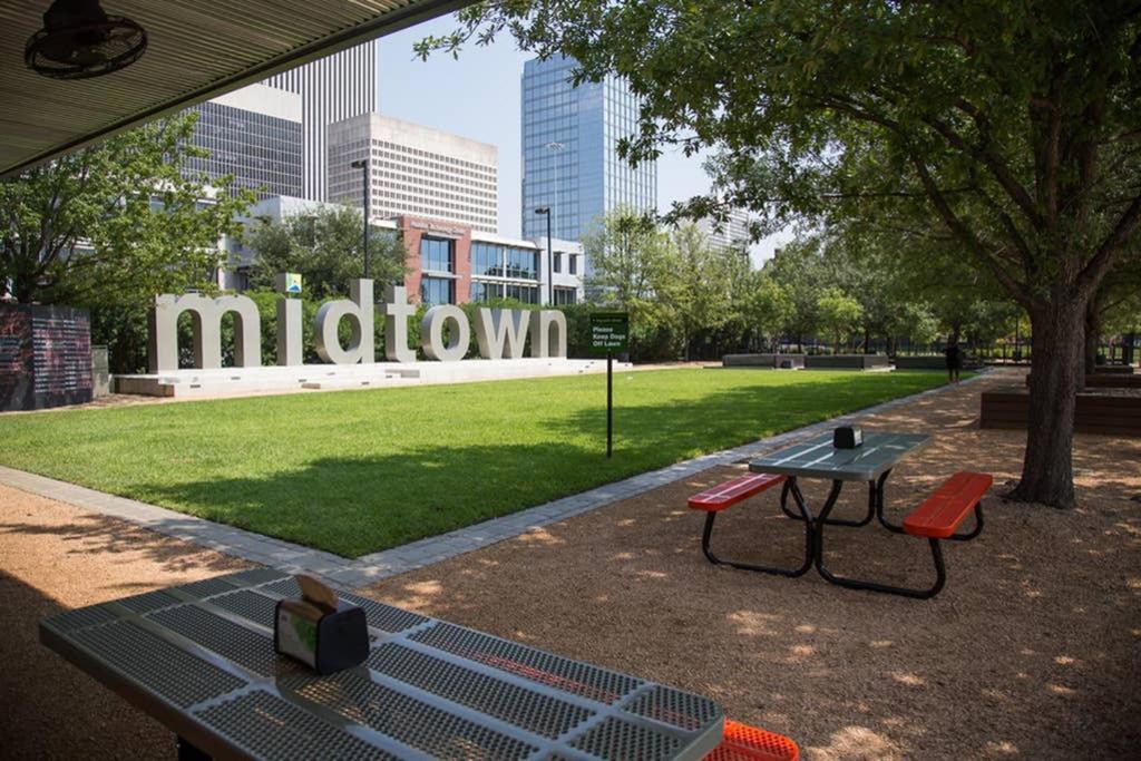Walk To Bars And Restaurants, 2 Mi From Stadiums And Theaters, Great For Groups * Houston