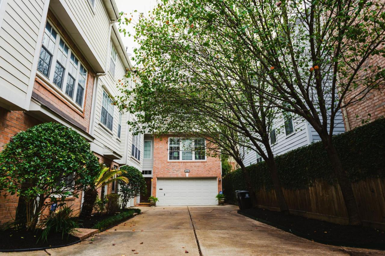 Holiday home Walk To Bars And Restaurants, 2 Mi From Stadiums And Theaters, Great For Groups