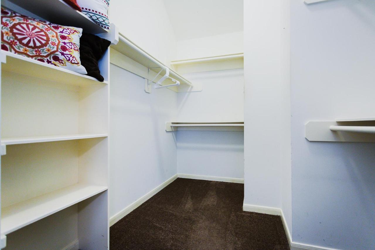 Holiday home Walk To Bars And Restaurants, 2 Mi From Stadiums And Theaters, Great For Groups *