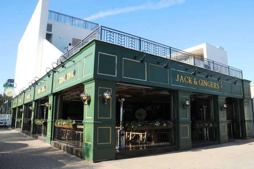 Holiday home Walk To Bars And Restaurants, 2 Mi From Stadiums And Theaters, Great For Groups *