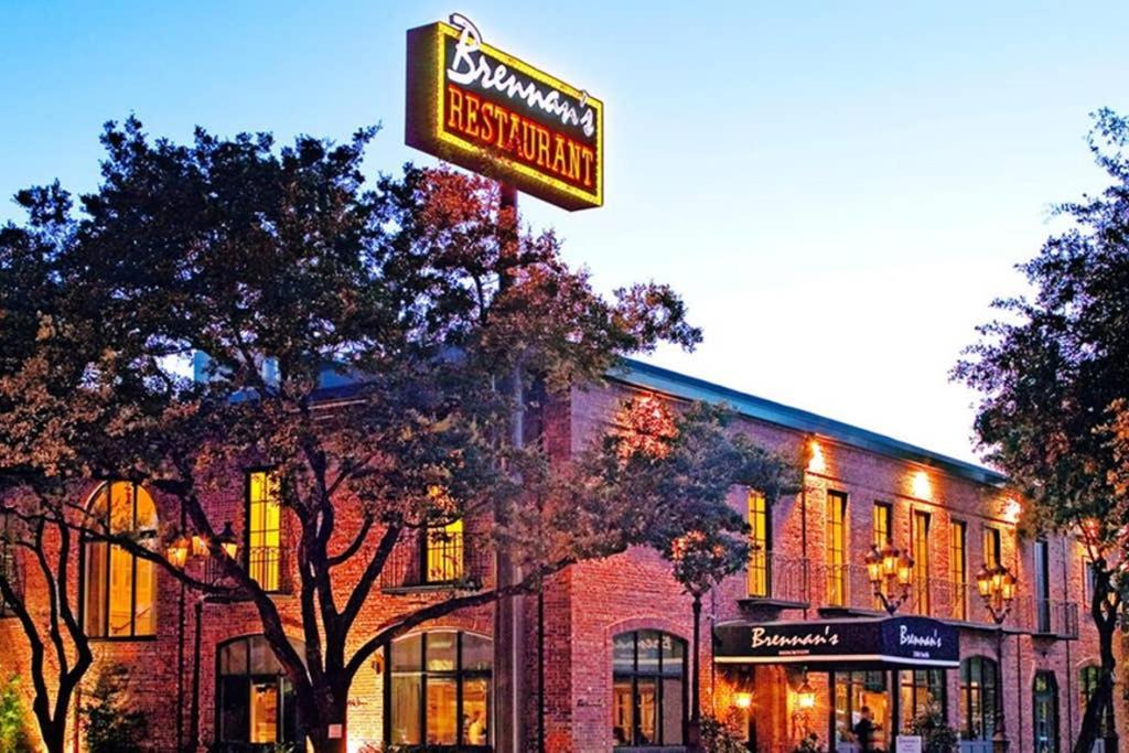 Walk To Bars And Restaurants, 2 Mi From Stadiums And Theaters, Great For Groups * Houston
