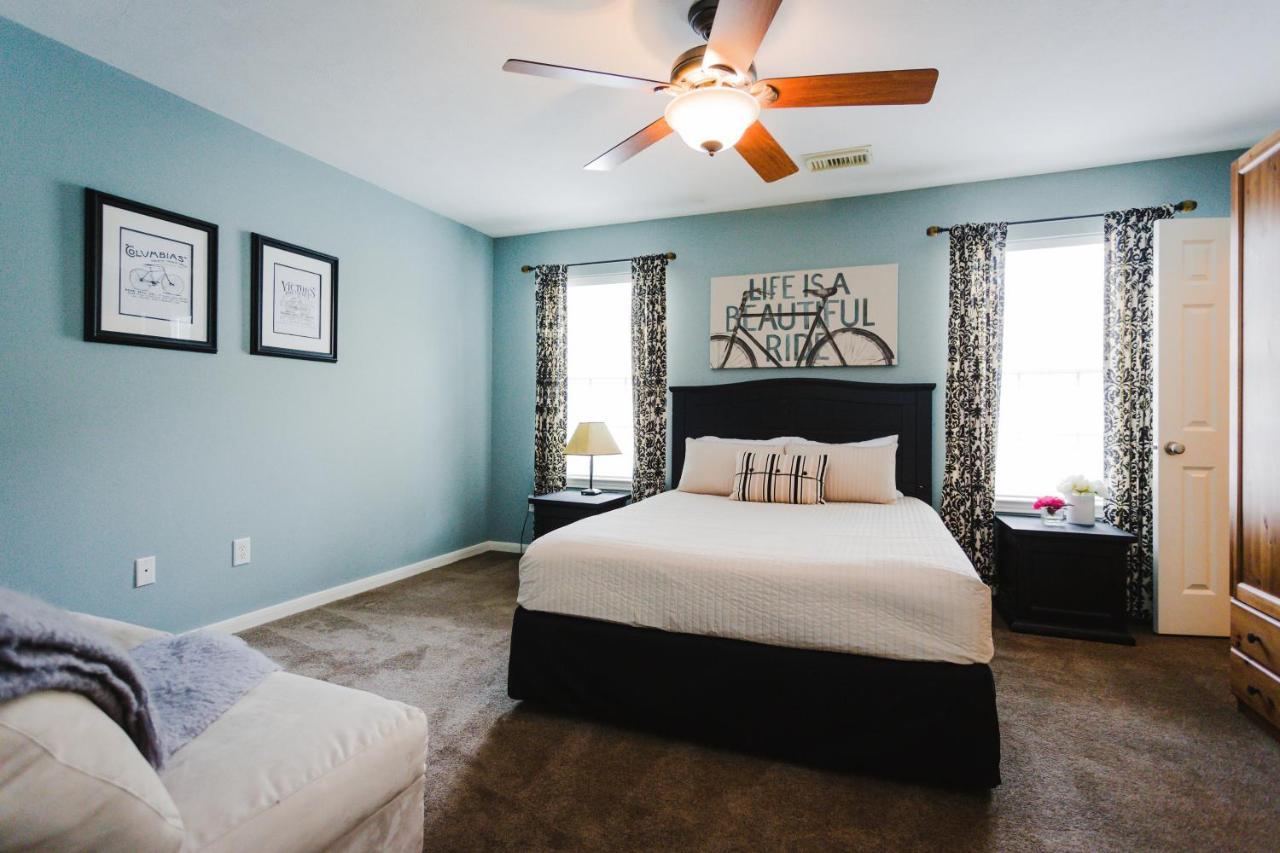 Holiday home Walk To Bars And Restaurants, 2 Mi From Stadiums And Theaters, Great For Groups *