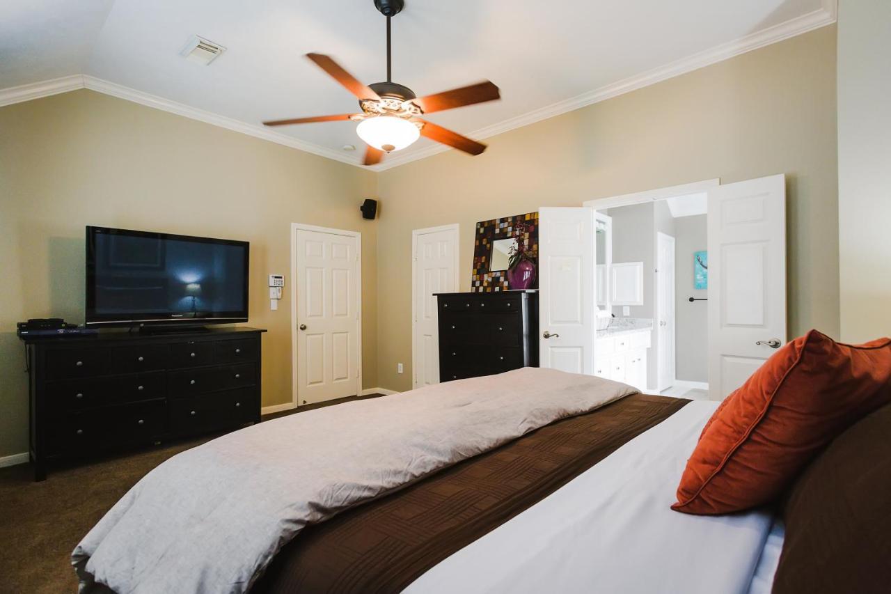 Walk To Bars And Restaurants, 2 Mi From Stadiums And Theaters, Great For Groups *