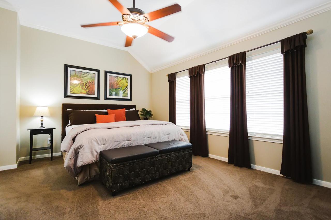 Walk To Bars And Restaurants, 2 Mi From Stadiums And Theaters, Great For Groups Holiday home Houston