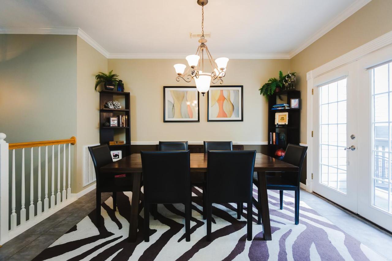 Walk To Bars And Restaurants, 2 Mi From Stadiums And Theaters, Great For Groups *