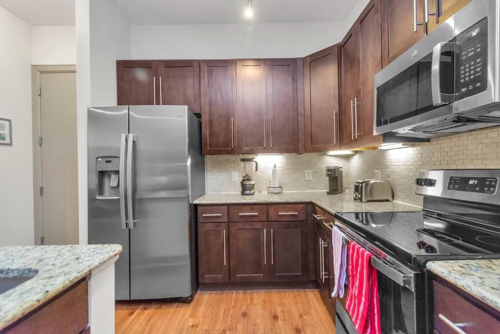Apartment Stylish Nrg Stadium Apartment: King Bed, Free Parking & Med Center Proximity