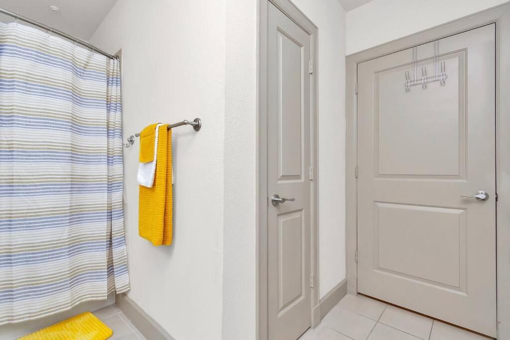 Stylish Nrg Stadium Apartment: King Bed, Free Parking & Med Center Proximity Apartment