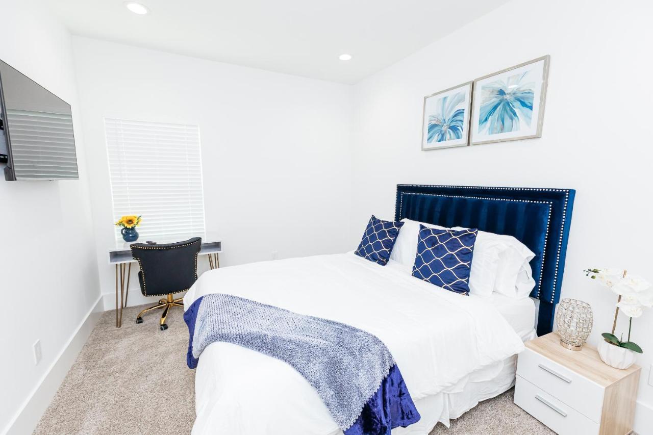 Beautifully Decorated, Modern Downtown Holiday home